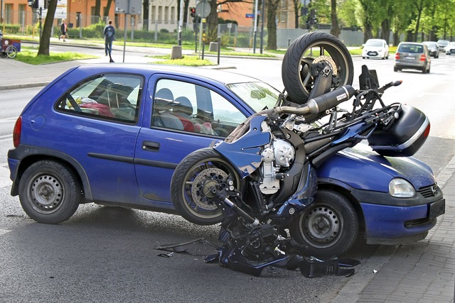 nehoda motorky a osobnÃ­ho auta