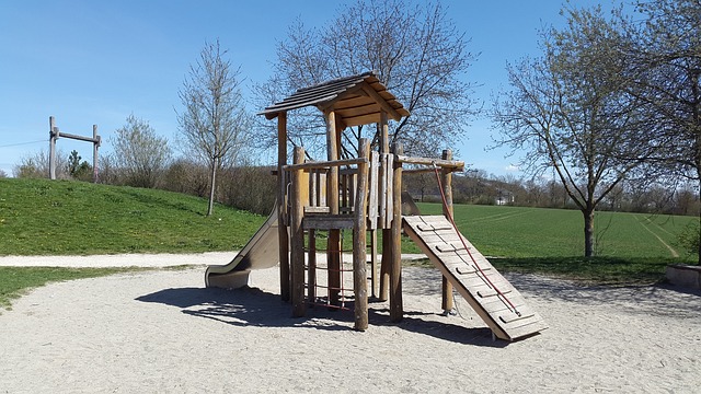 domeček se skluzavkou pro děti